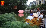 Người dân Thủ đô thích thú nghe hát quan họ tại Văn Miếu - Quốc Tử Giám